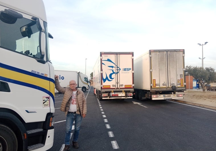 Jesús del Amo, junto a su camión de Primafrio, parado en la tarde de este martes en un área de servicio en Francia.