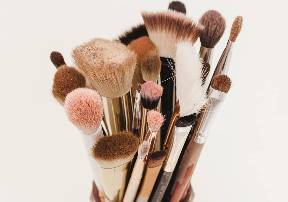 Cada cuánto tiempo debes limpiar tus brochas de maquillaje y cómo hacerlo