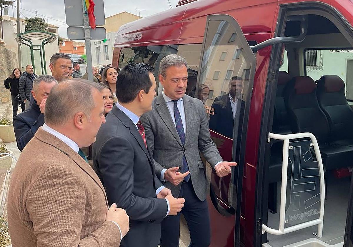 El consejero de Fomento, José Manuel Pancorbo, y el consejero de Presidencia, Marcos Ortuño, en la presentación del 'Ruralbús'