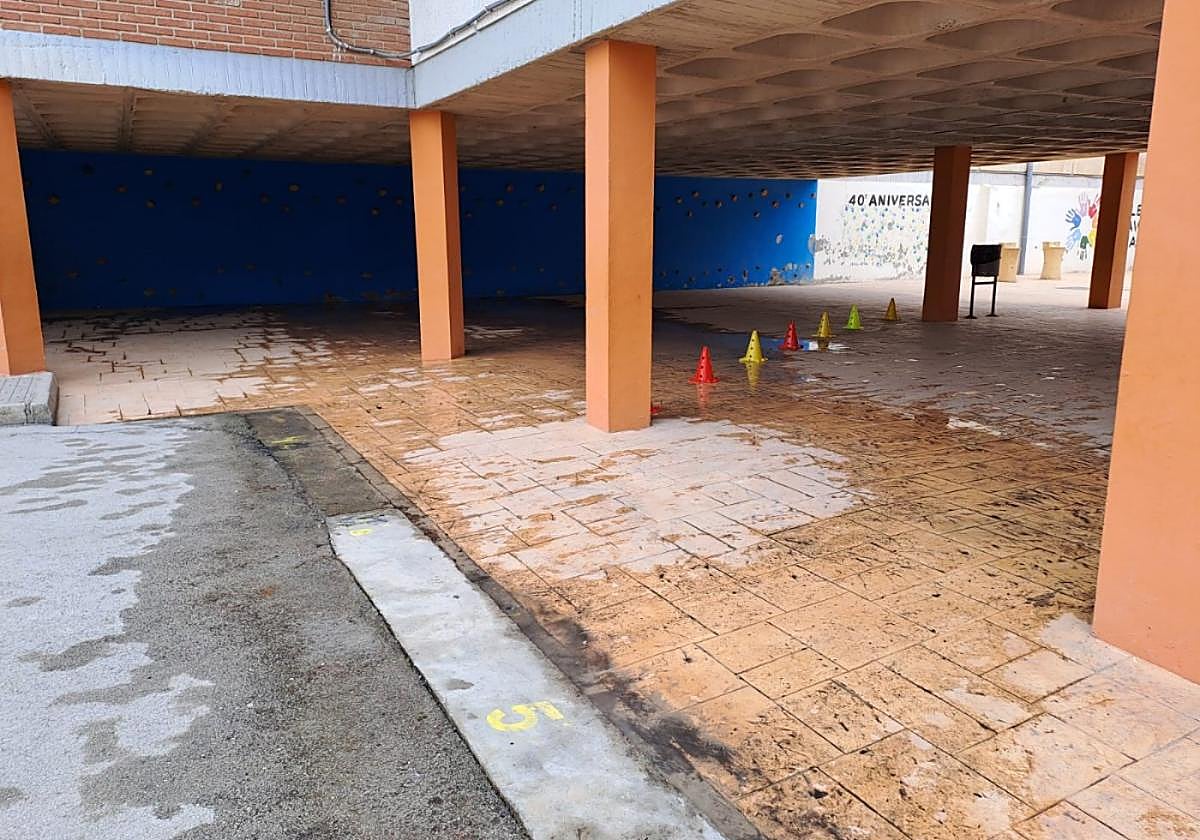 El charco que se forma por el agua que emana de la pared azul.