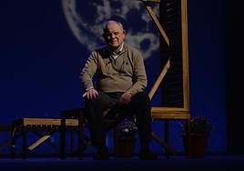 El director teatral César Oliva posa sobre el escenario del TCM en un ensayo.