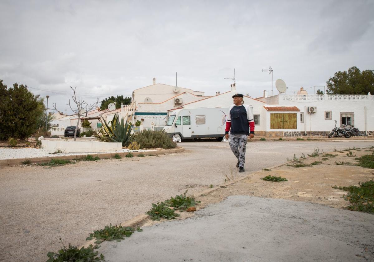 Un vecino camina por una calle de La Torreta.