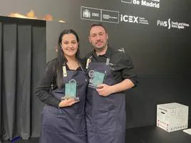 María Egea y Marco Antonio Iniesta, al frente de Frases, posan con el trofeo de finalistas del Concurso al Cocinero Revelación de Madrid Fusión.