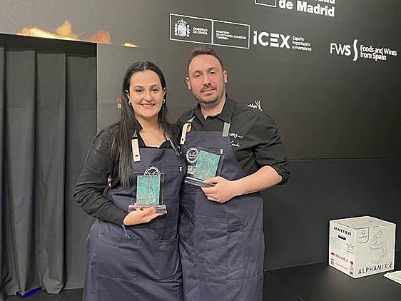 María Egea y Marco Antonio Iniesta, al frente de Frases, posan con el trofeo de finalistas del Concurso al Cocinero Revelación de Madrid Fusión.