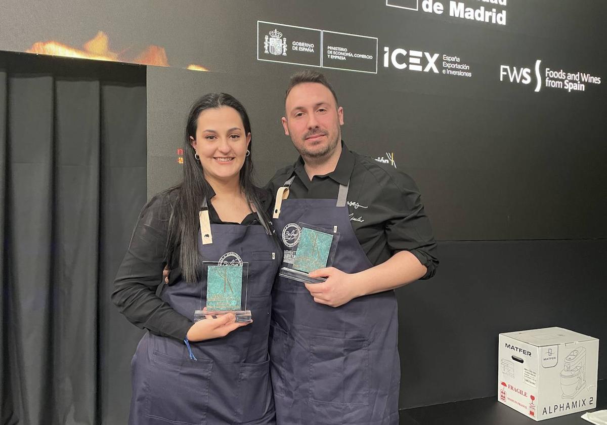 María Egea y Marco Antonio Iniesta, al frente de Frases, posan con el trofeo de finalistas del Concurso al Cocinero Revelación de Madrid Fusión.