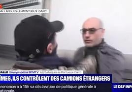 Ataque de los agricultores franceses a un camionero murciano, este martes.