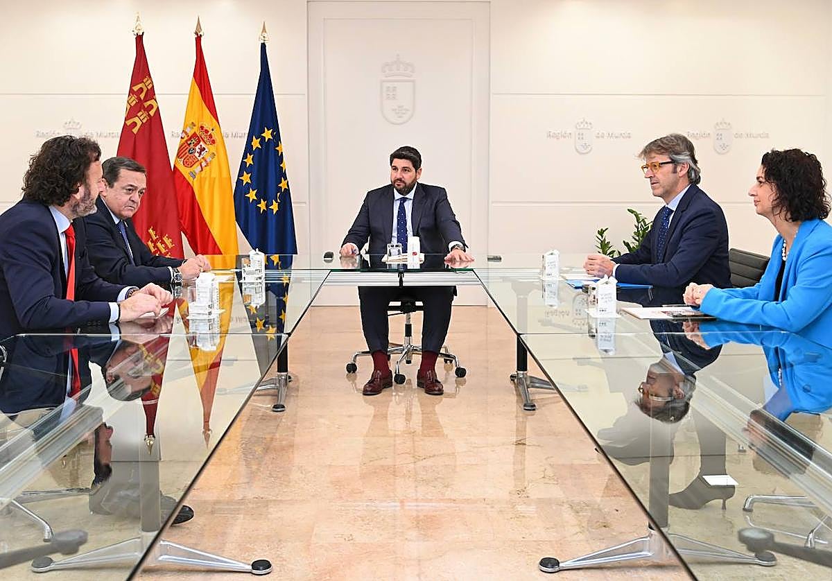 López Miras mantiene un encuentro con representantes de Croem.