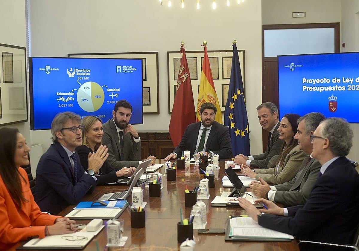 Fernando López Miras preside una reunión del Consejo de Gobierno.