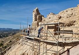 Mula ejecuta las obras de conservación de la alcazaba del Castillo
