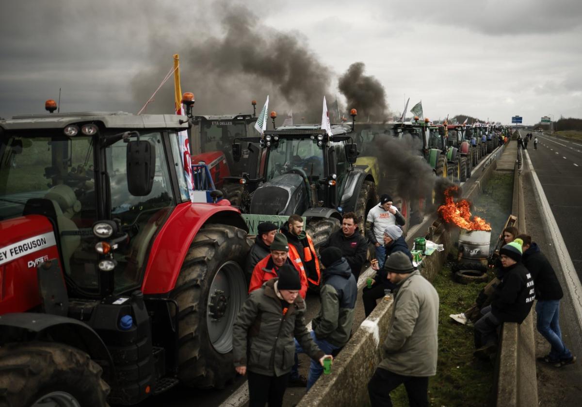 Un grupo de agricultores bloquea el martes una carretera en Jossigny, al este de París.