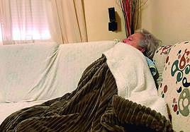 Ana Díaz, abrigada con una manta en su casa de Fuente Álamo.