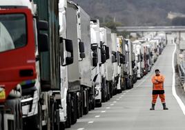 Largas colas de camioneros españoles en la autovía A9´, en la localidad francesa de Le Boulou, cerca de la frontera.