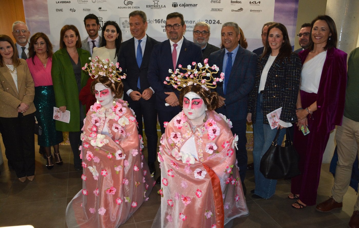 Asistentes a la presentación de la programación de la Floración, anoche, en el teatro Capitol, en Cieza.