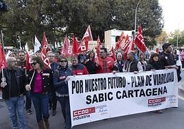 Trabajadores de la multinacional Sabic, durante la manifestación celebrada en noviembre del pasado año, tras el anuncio de que la empresa presentaría un ERE.