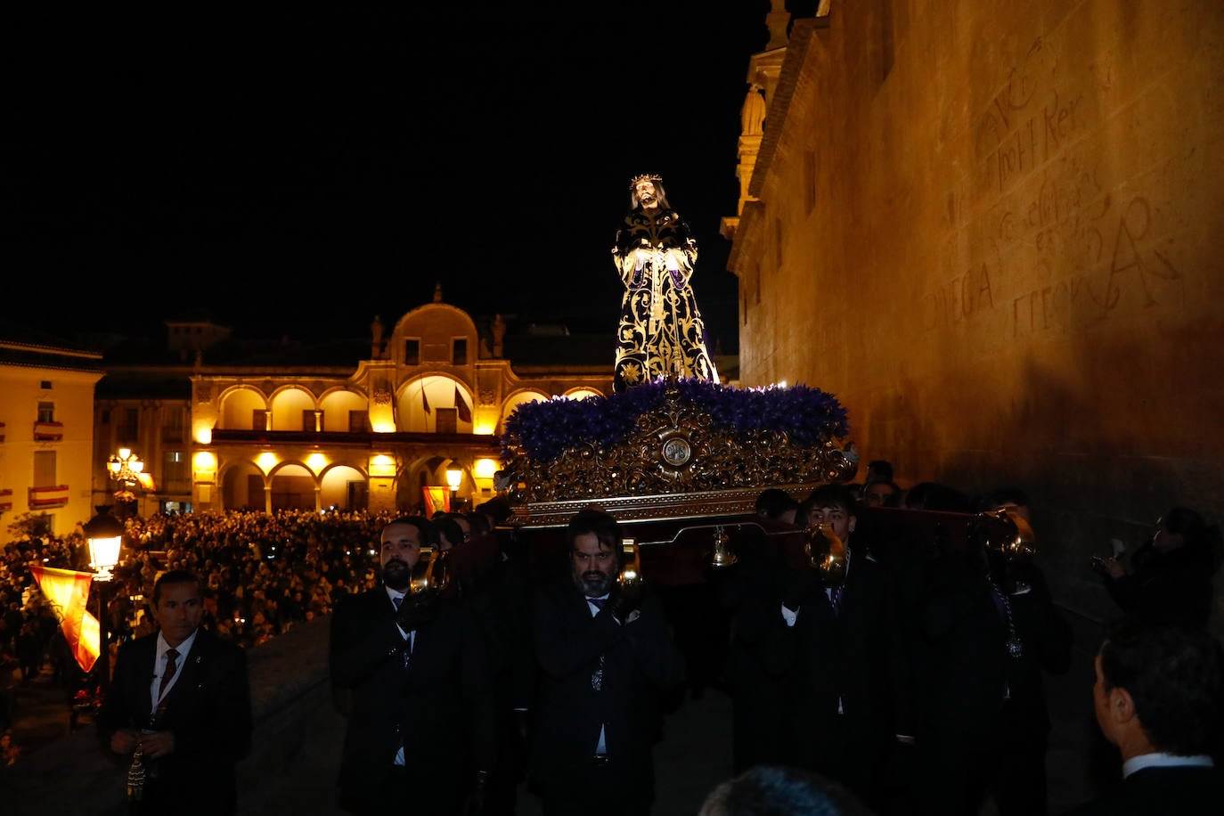 El solemne traslado del Cristo del Rescate en Lorca, en imágenes