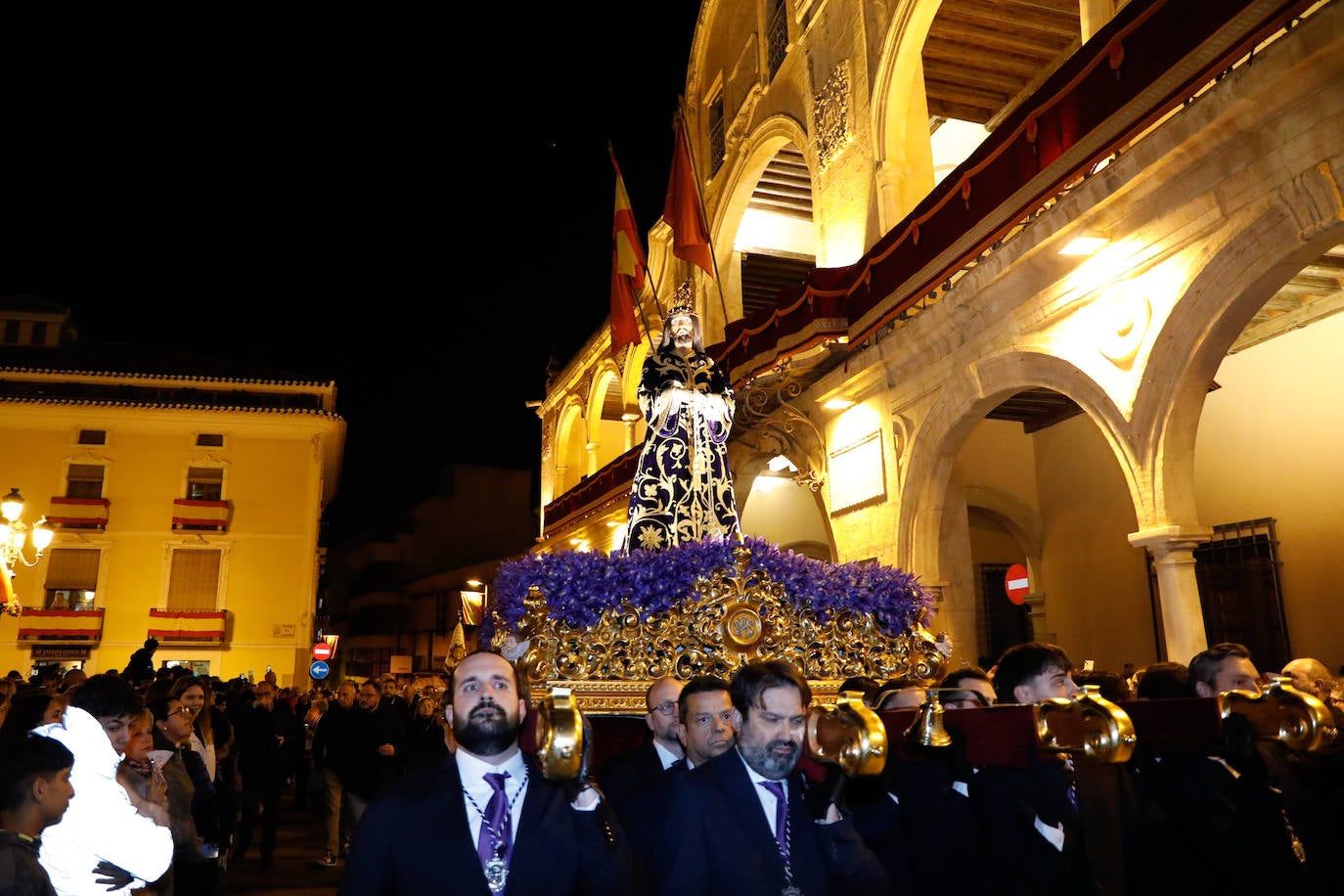 El solemne traslado del Cristo del Rescate en Lorca, en imágenes