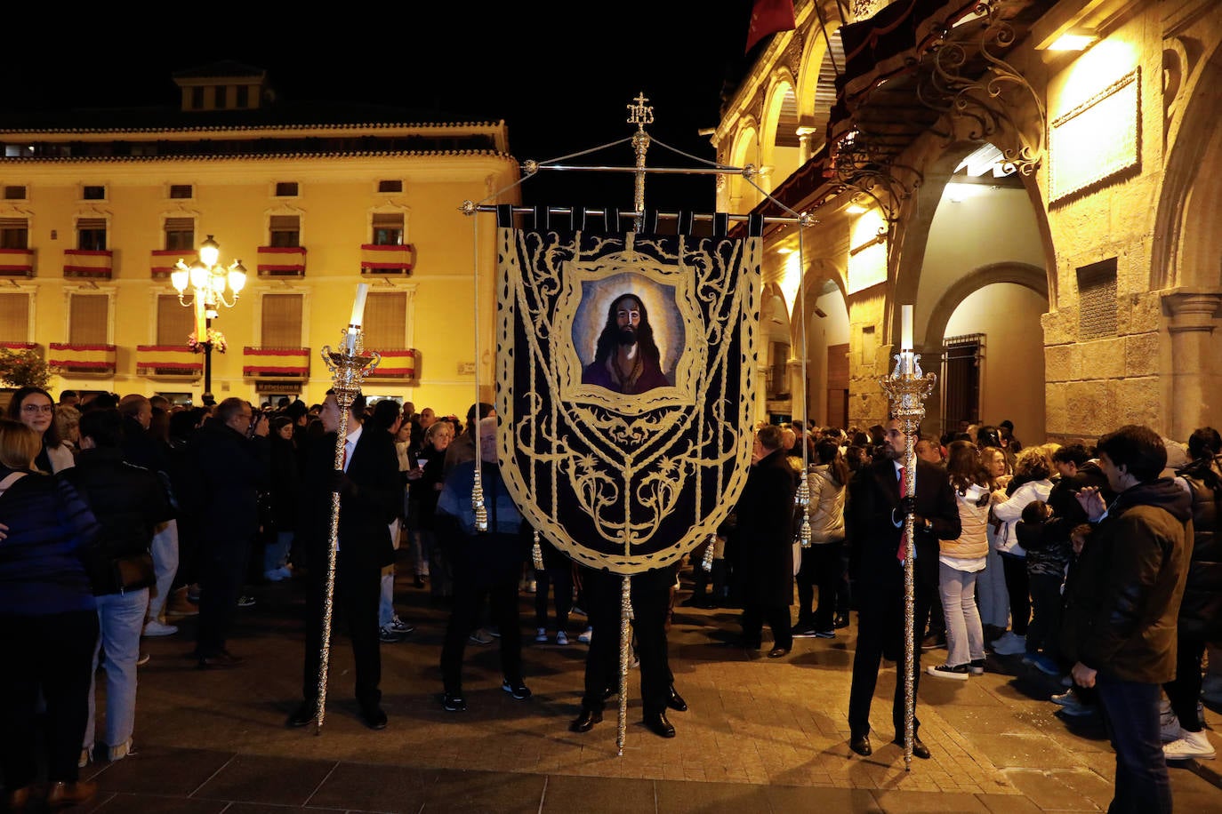 El solemne traslado del Cristo del Rescate en Lorca, en imágenes