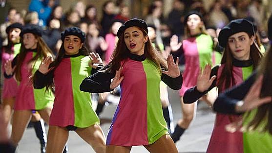Primer desfile de comparsas en Beniaján