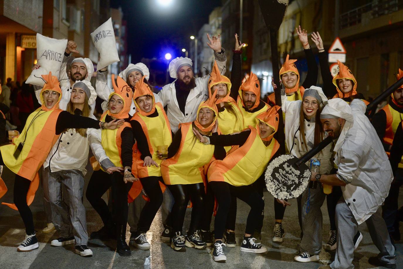 Primer desfile de comparsas en Beniaján