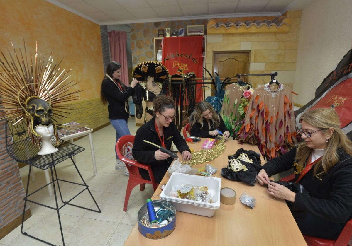 Integrantes de Arabeskas en el local de Cabezo de Torres donde confeccionan su vestuario.