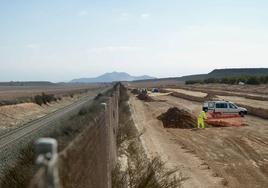 Obras de la plataforma de alta velocidad en la zona de Sucina, el pasado viernes. A la izquierda, la vía actual Cartagena-Murcia.