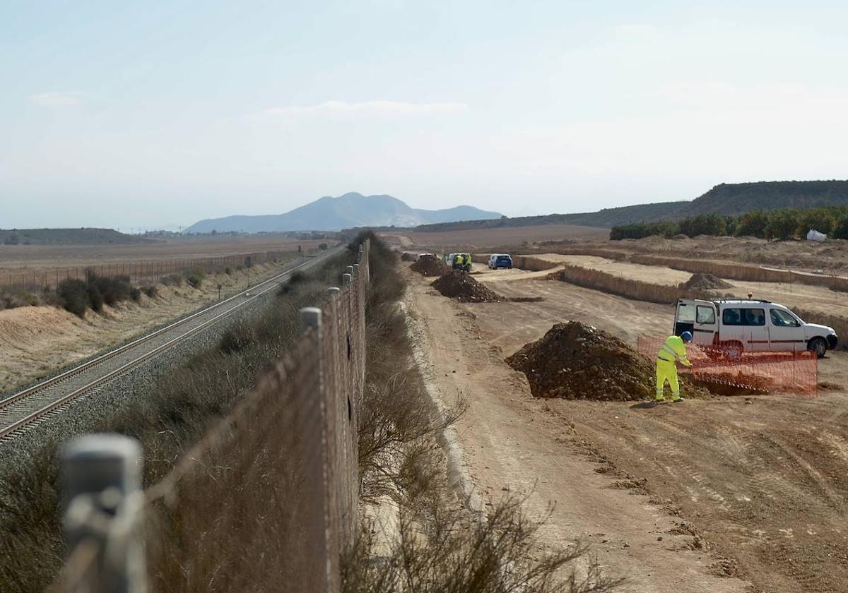 Obras de la plataforma de alta velocidad en la zona de Sucina, el pasado viernes. A la izquierda, la vía actual Cartagena-Murcia.