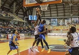 El visitante Tomaic tapona el lanzamiento al pívot albinegro Aboubacar, anoche, en el Palacio de los Deportes de Cartagena.