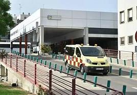 Imagen de archivo de una ambulancia en el hospital Morales Meseguer de Murcia.