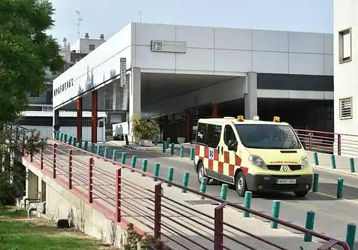 Imagen de archivo de una ambulancia en el hospital Morales Meseguer de Murcia.