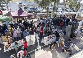 Un momento del mercadillo de este domingo.