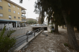 Imágenes del antes y el después de las obras que están en marcha en el paso subterráneo en la pedanía de Beniaján.