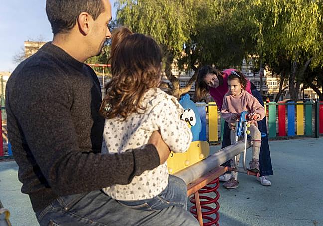 La familia López Coll juega en el parque.
