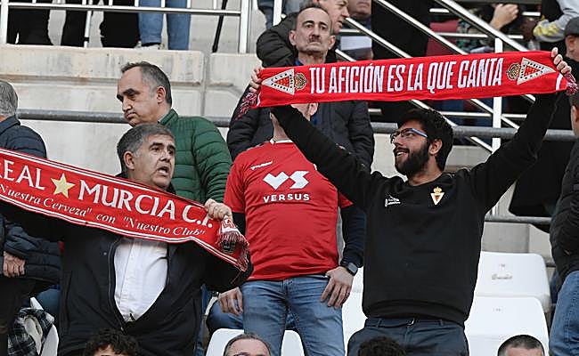José Osete, a la izquierda, y su guía Carlos Bernabé muestran sus bufandas de la grada del Enrique Roca, el pasado sábado.