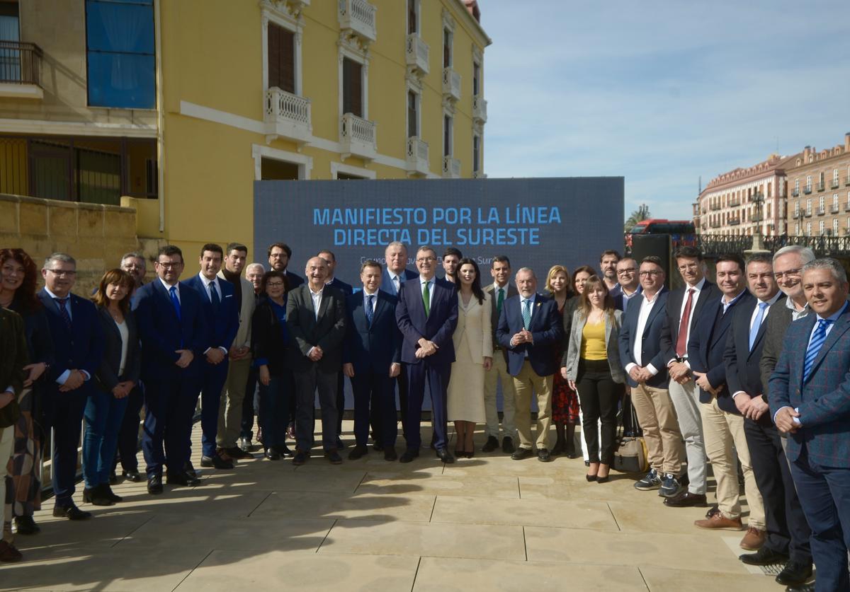 Alcaldes, diputados, senadores y portavoces de los municipios de Murcia y Albacete durante el Manifiesto por la Línea Directa del Sureste, este lunes.