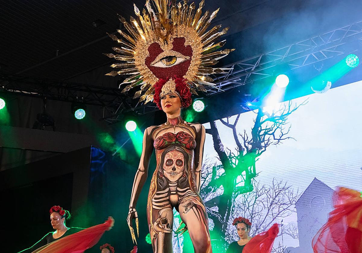 Las imágenes del Concurso de Trajes de Papel en Águilas