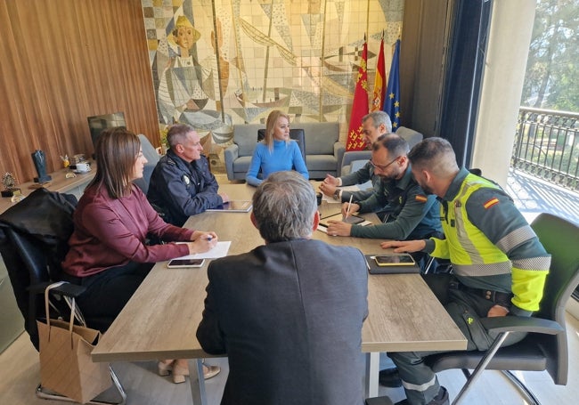 La delegada del Gobierno, Mariola Guevara, junto con la Guardia Civil y la Policía Nacional, preparan el dispositivo para este martes.