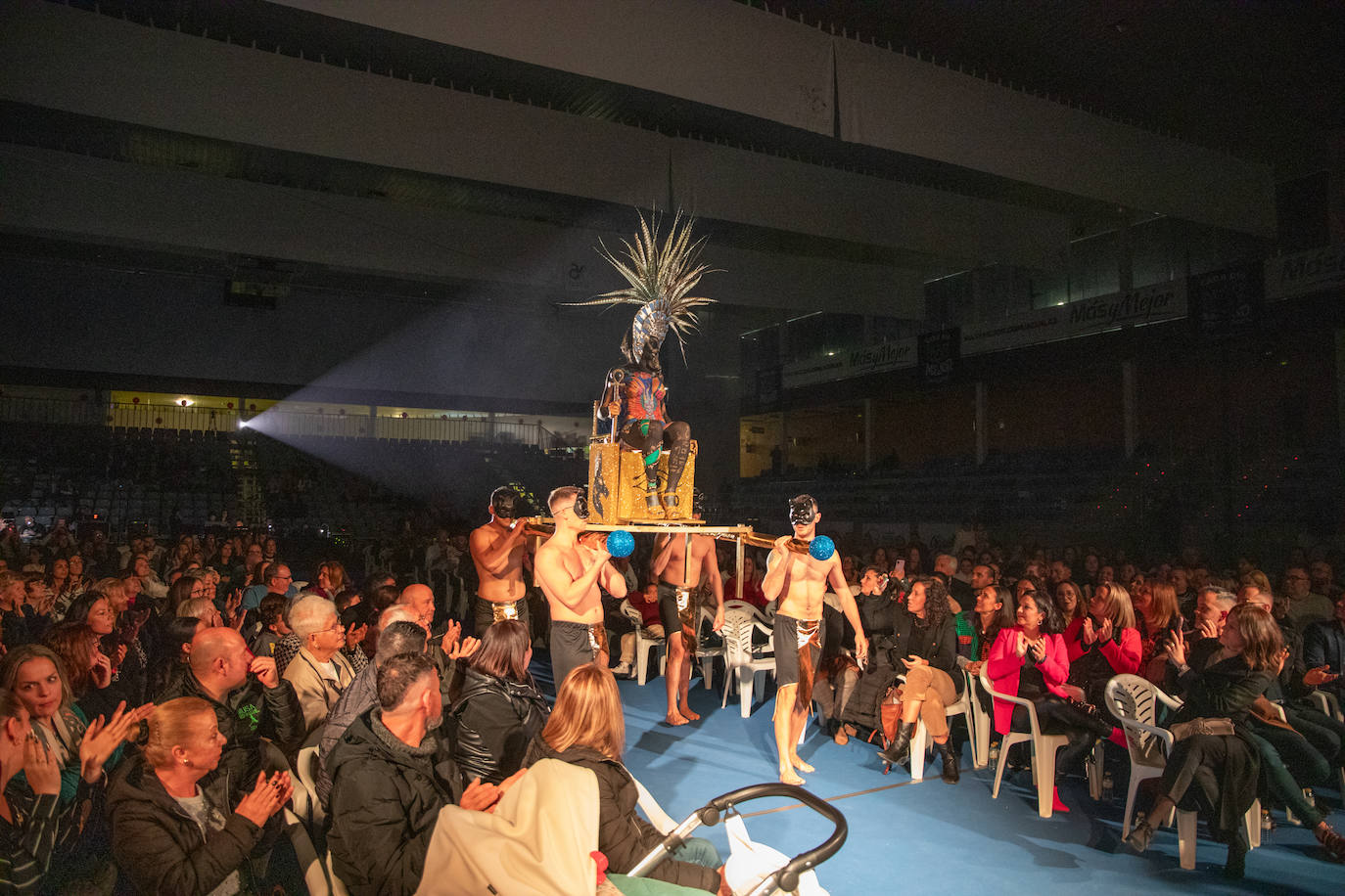 Las imágenes del Concurso de Trajes de Papel en Águilas