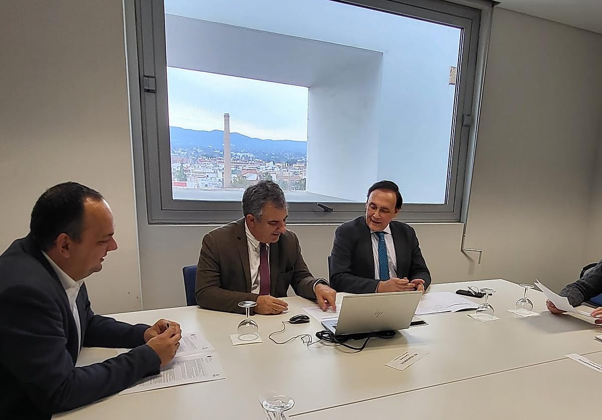 El consejero Juan María Vázquez, en la reunión con su homólogo en la junta de Andalucía, José Carlos Gómez.
