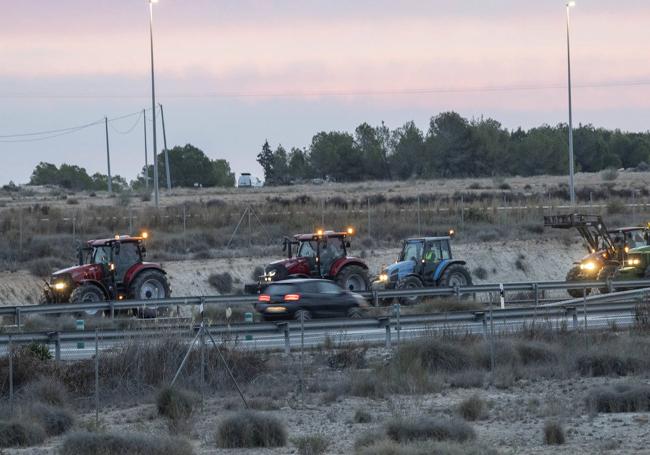 Tractores, este martes, en la autovía Murcia-Cartagena, a la altura de Corvera.