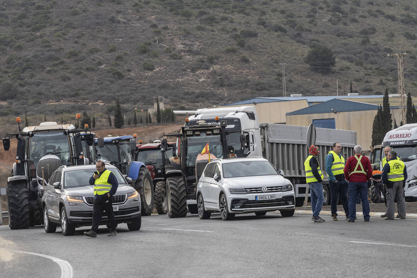El corte del tráfico en el acceso al Valle de Escombreras, en imágenes