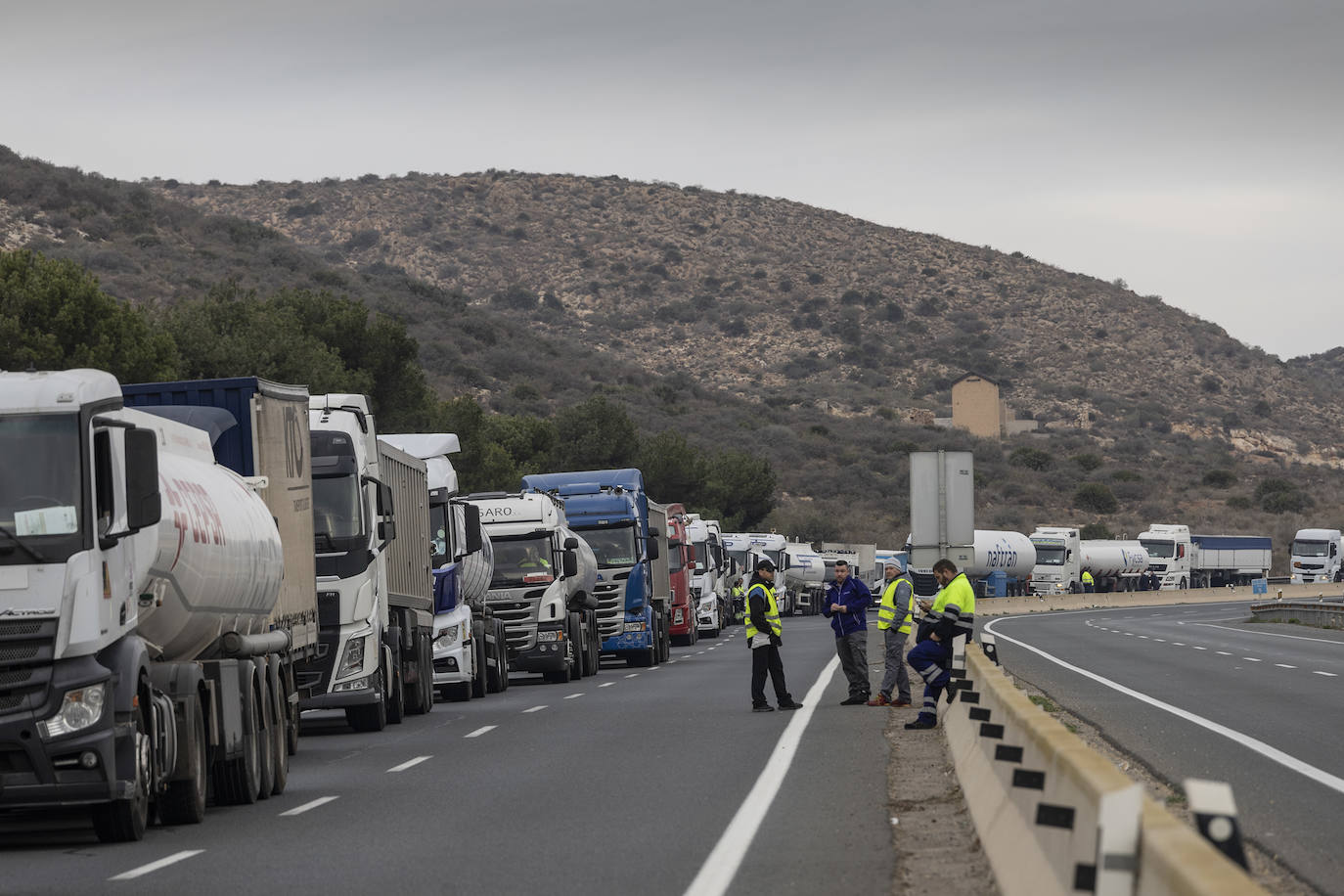 El corte del tráfico en el acceso al Valle de Escombreras, en imágenes