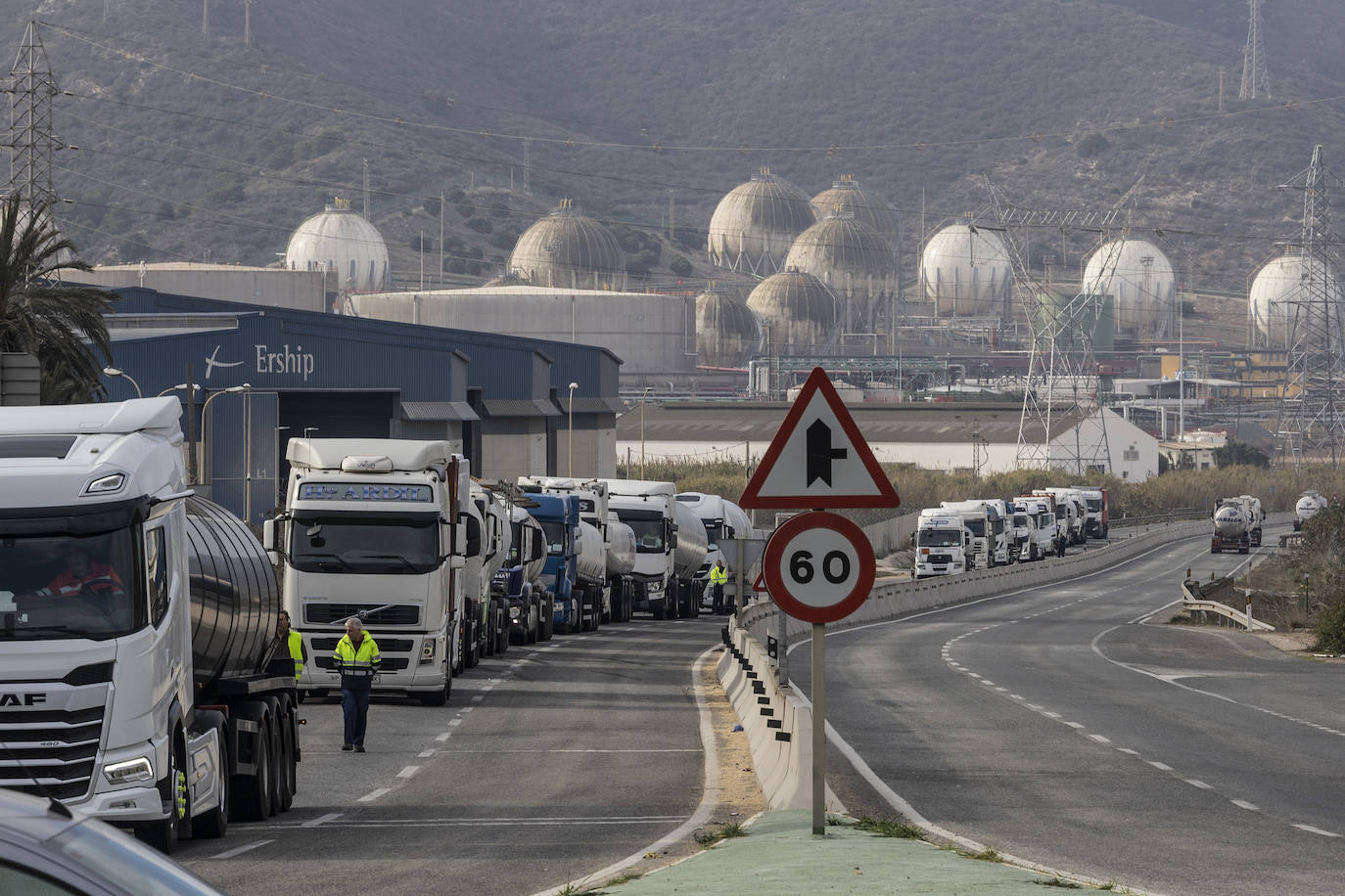 El corte del tráfico en el acceso al Valle de Escombreras, en imágenes