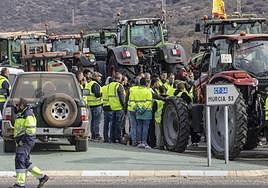 Protesta de tractores en la salida del Valle de Escombreras, este martes por la mañana.