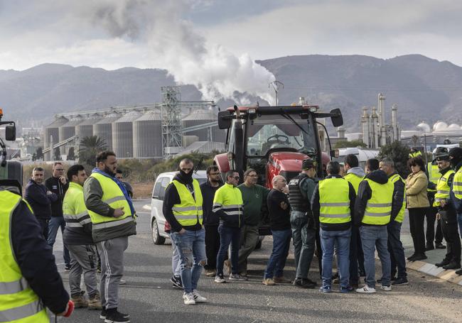 Los tractores también cortaron los accesos al Valle de Escombreras.