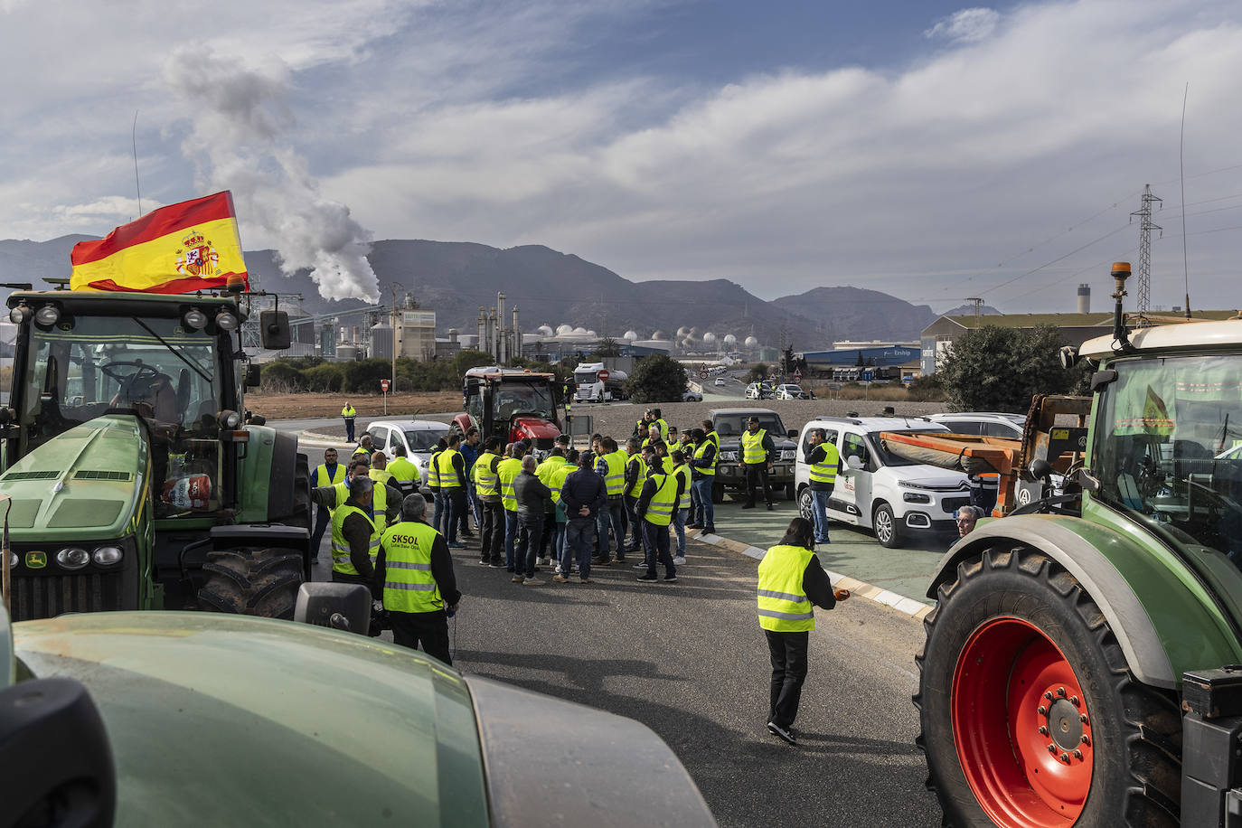 El corte del tráfico en el acceso al Valle de Escombreras, en imágenes
