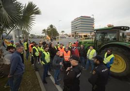 Manifestantes hablan con dos policías nacionales, este martes en la avenida de Los Dolores.