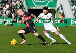 El sueco Isak Jansson regatea a Josan en la victoria del 10 de diciembre contra el Elche (1-2).