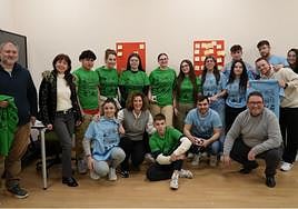 El alumnado del CIFP Politécnico de Murcia que participó en el scape-box, junto a sus docentes y la responsable de Comunicación de la Fundación Laboral de la Construcción, Sonia Ruiz.