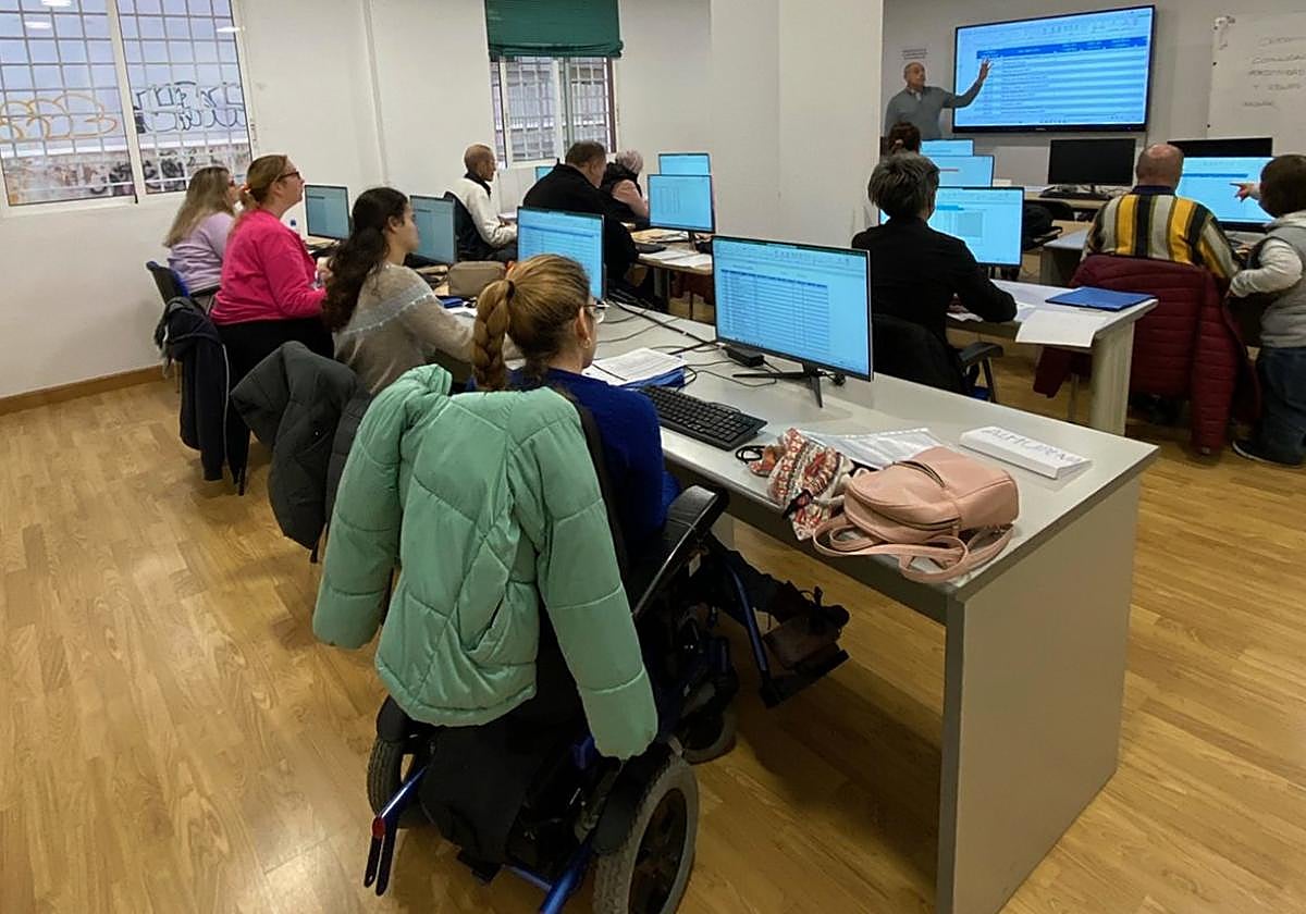 Alumnos en un curso del SEF.