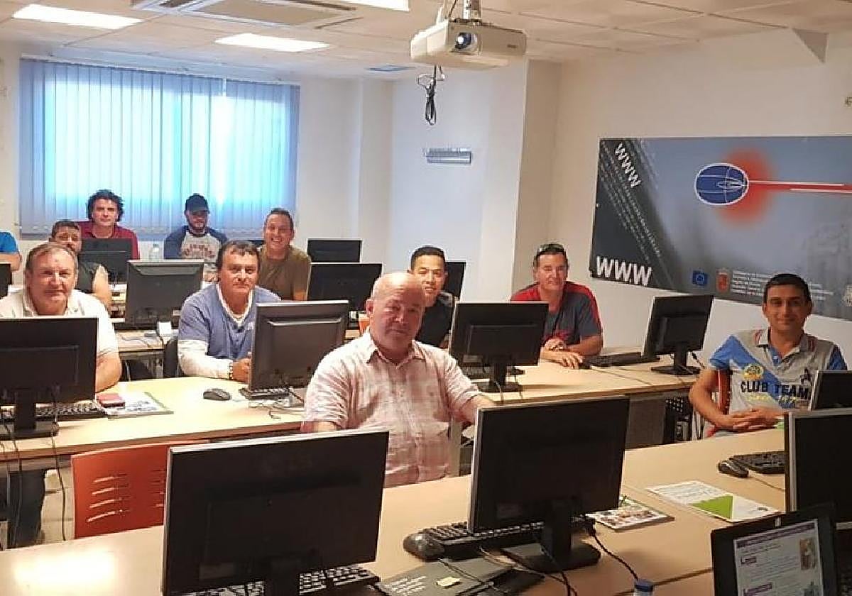 Alumnos de un curso impartido por el Ayuntamiento de Lorquí.
